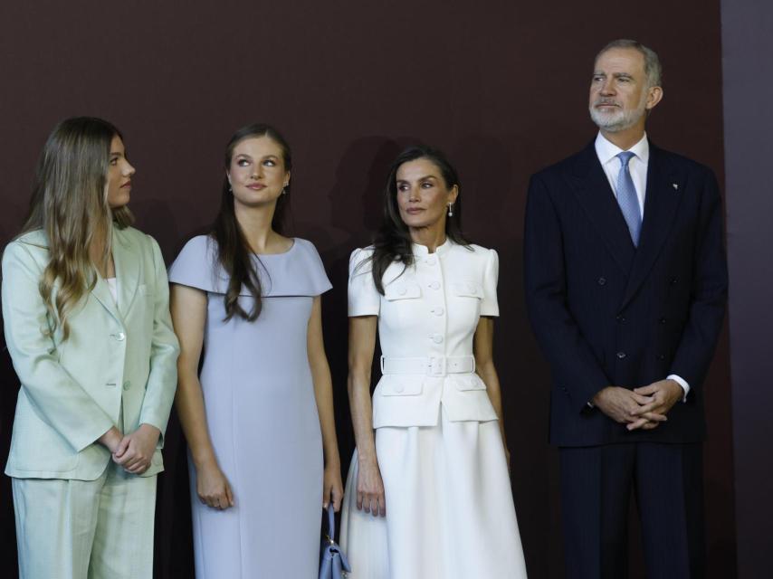 La infanta Sofía, con traje de lino verde menta, junto a su hermana Leonor, la reina Letizia y el rey Felipe.