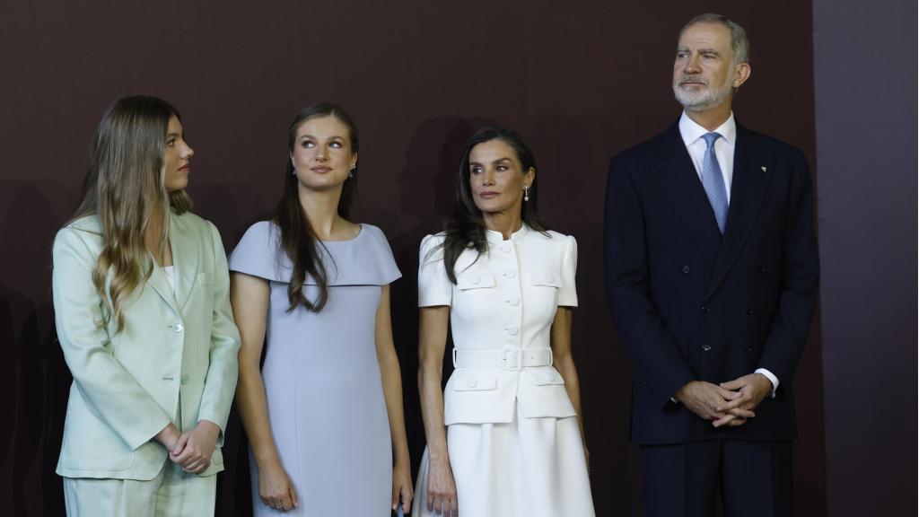 De izquierda a derecha, la infanta Sofía, su hermana Leonor, la reina Letizia y el rey Felipe, durante la Santa Misa.