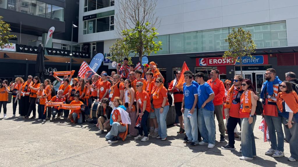 La afición del Basquet Coruña en la previa a la semifinal contra el Palencia