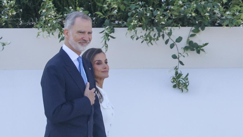 Los reyes Felipe VI y Letizia, en la misa oficiada por el Papa León XIV en la plaza de Cibeles.