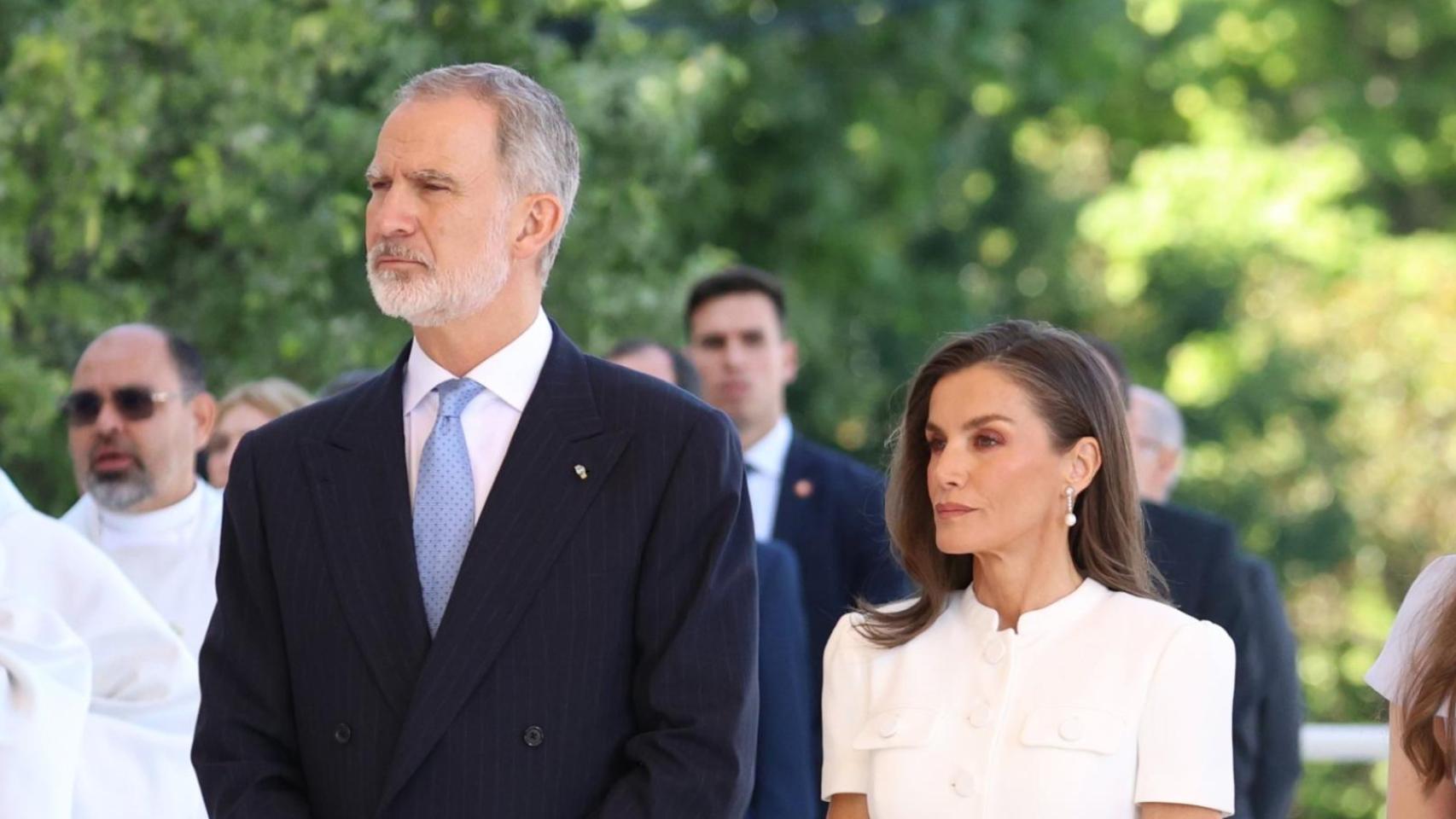Los reyes Felipe VI y Letizia, en la misa oficiada por el papa León XIV en la plaza de Cibeles.