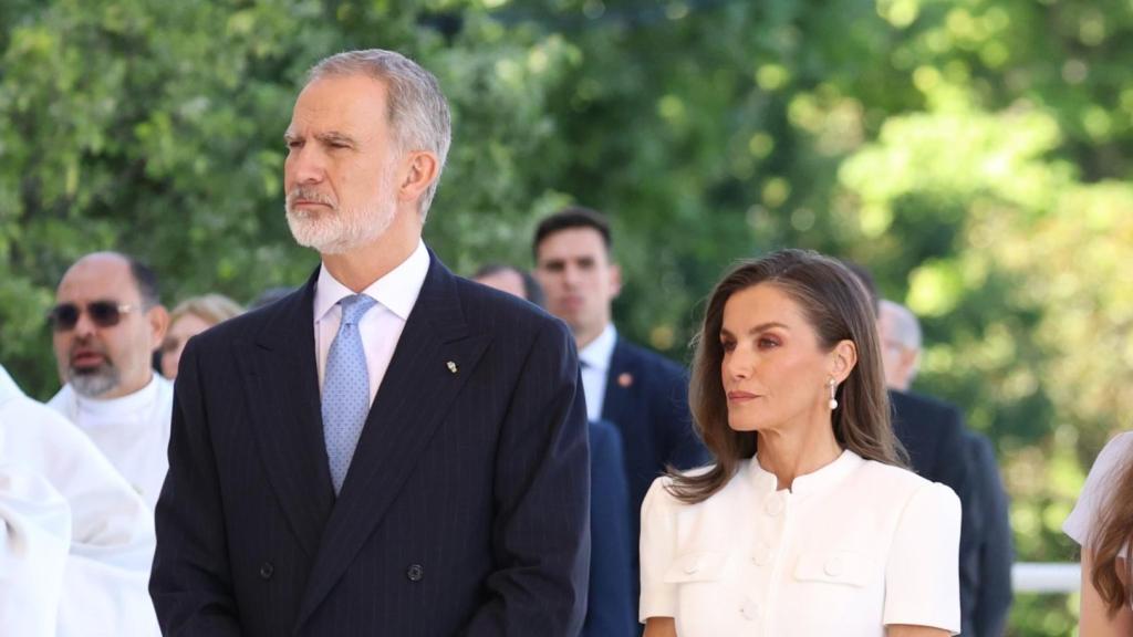 Los reyes Felipe VI y Letizia, en la misa oficiada por el papa León XIV en la plaza de Cibeles.