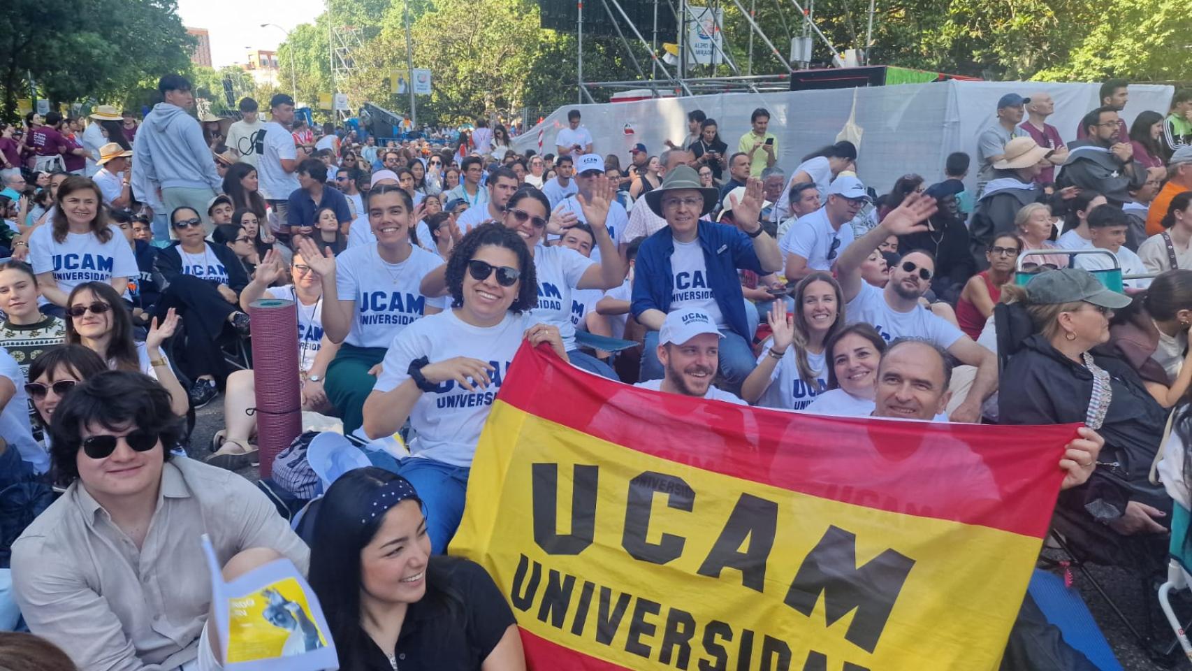 La delegación de la UCAM, este domingo, en la misa celebrada en Cibeles con el Papa León XIV.