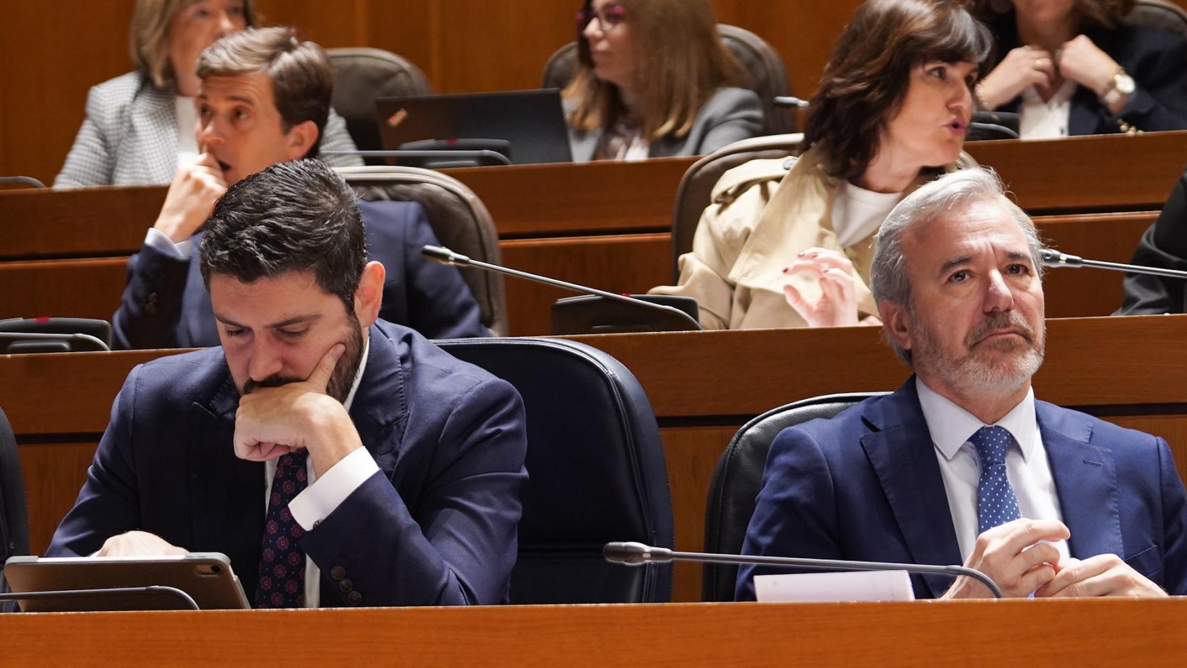 Alejandro Nolasco y Jorge Azcón, en el Parlamento aragonés.