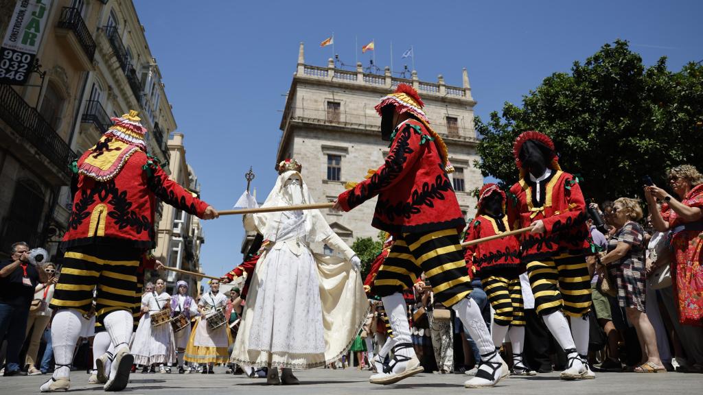 La Moma, el personaje central y la danza más representativa de las fiestas del ⁠Corpus Christi de Valencia. Efe / Ana Escobar