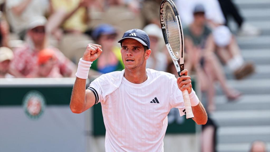 Rafa Jódar celebra la victoria ante Michelsen en Roland Garros.