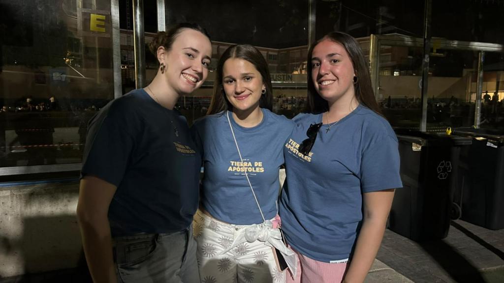 Lucía Peña, Inés Cabadas y Marta Rodríguez, tres jóvenes que duermen en el patio del San Agustín.