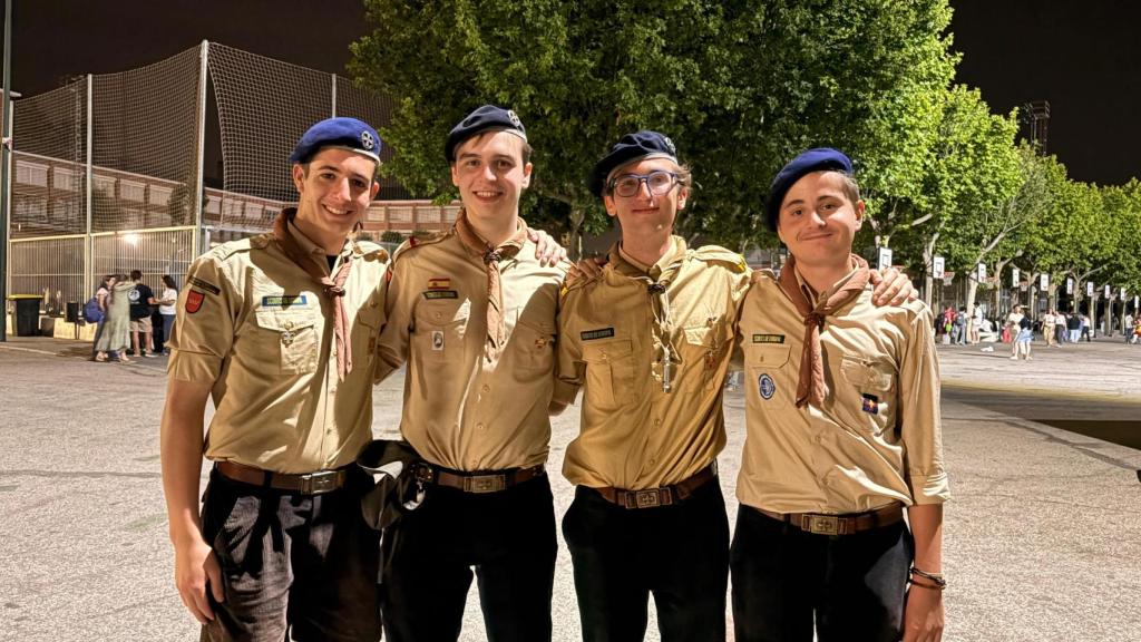 Un grupo de scouts en la puerta del colegio San Agustín durante su servicio a la diócesis de Getafe.