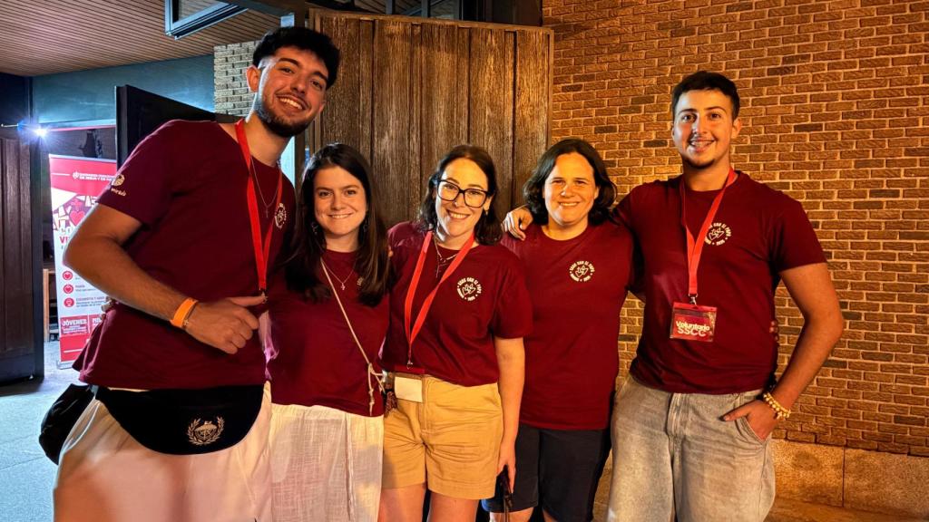 María García Olloqui junto a otros miembros de la organización del Colegio Paraíso Sagrados Corazones.