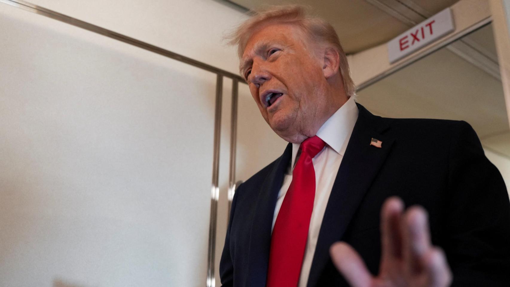 El presidente estadounidense Trump habla con miembros de los medios de comunicación a bordo del Air Force One en ruta a Eau Claire, Wisconsin.