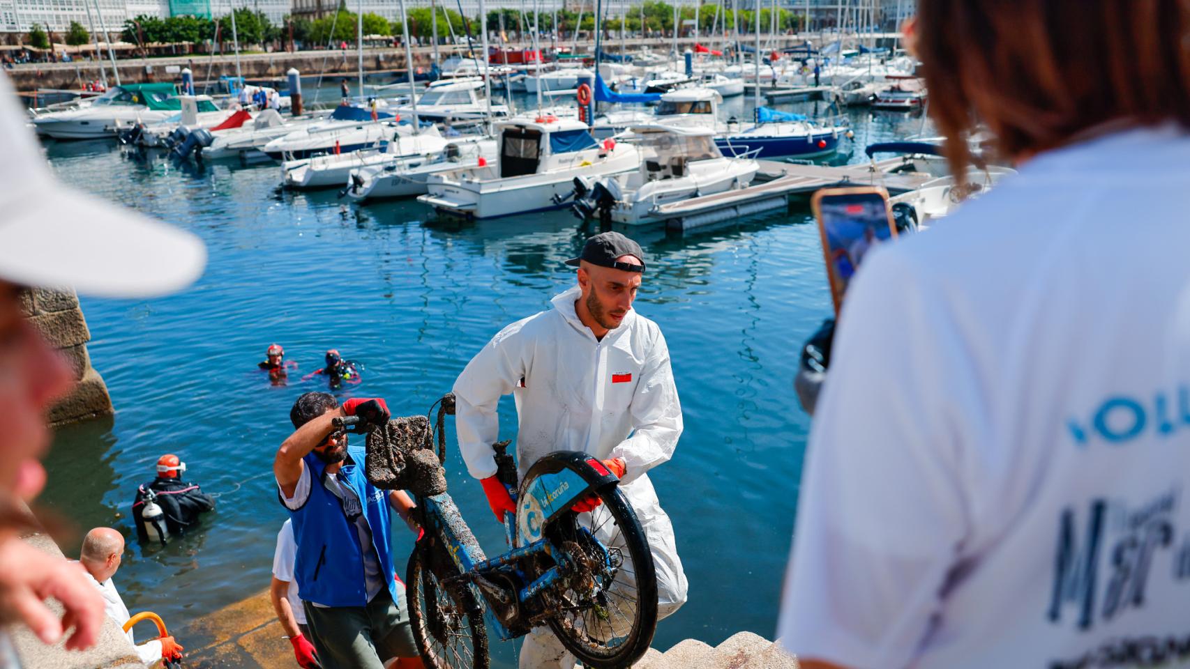 Voluntarios retiran una bici de BiciCoruña del mar