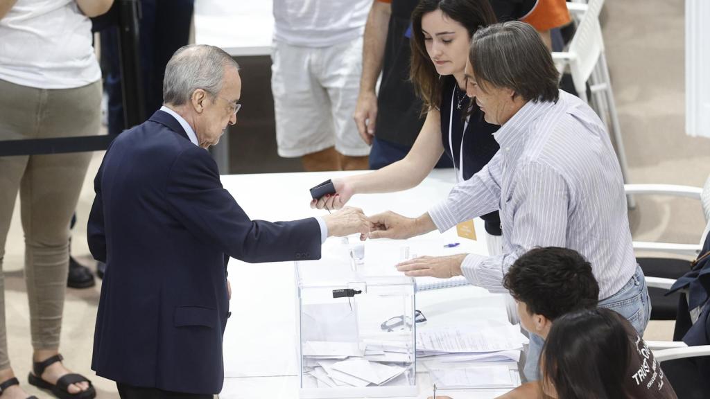Florentino Pérez depositando su voto en la urna de las elecciones del Real Madrid.