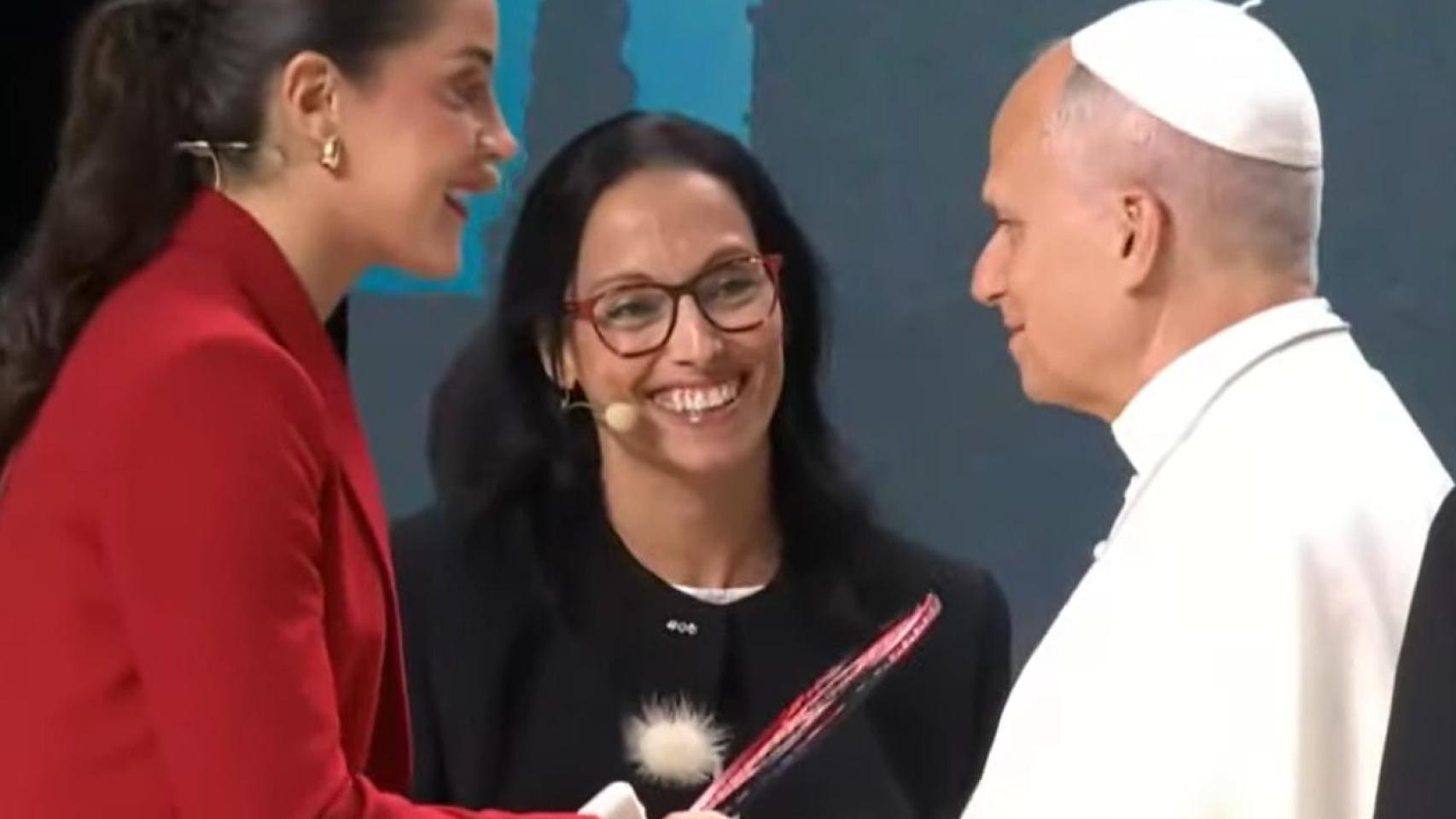 Carolina Marín, Teresa Perales y el Papa León XIV, en el Movistar Arena de Madrid.