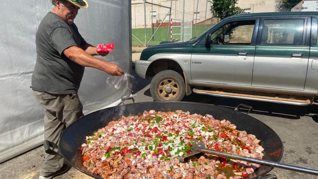 Preparación de la comida popular en Ferduque.