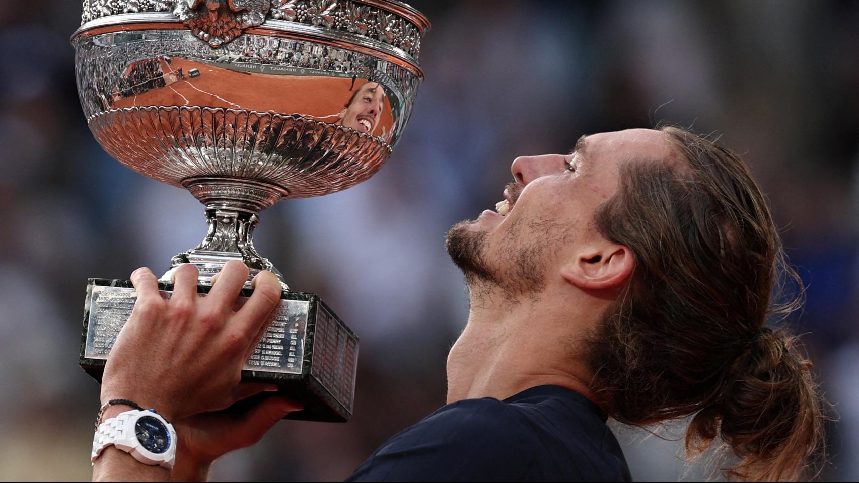 Zverev levantando el trofeo de Roland Garros.