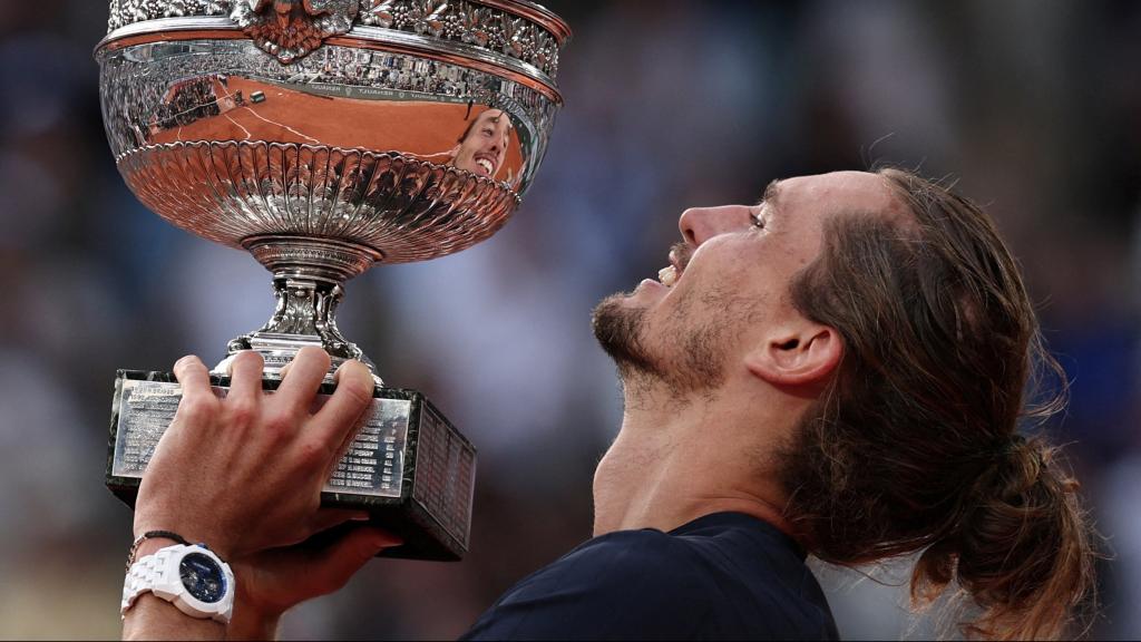 Zverev levantando el trofeo de Roland Garros.