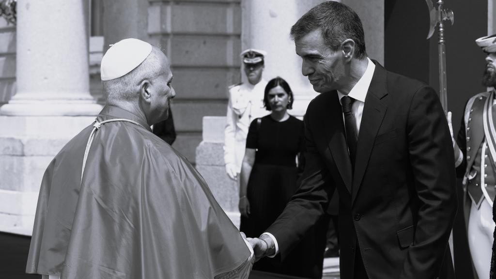 Pedro Sánchez durante la recepción de León XIV en el Palacio Real, este sábado.