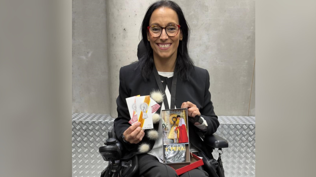 Teresa Perales, con el regalo.