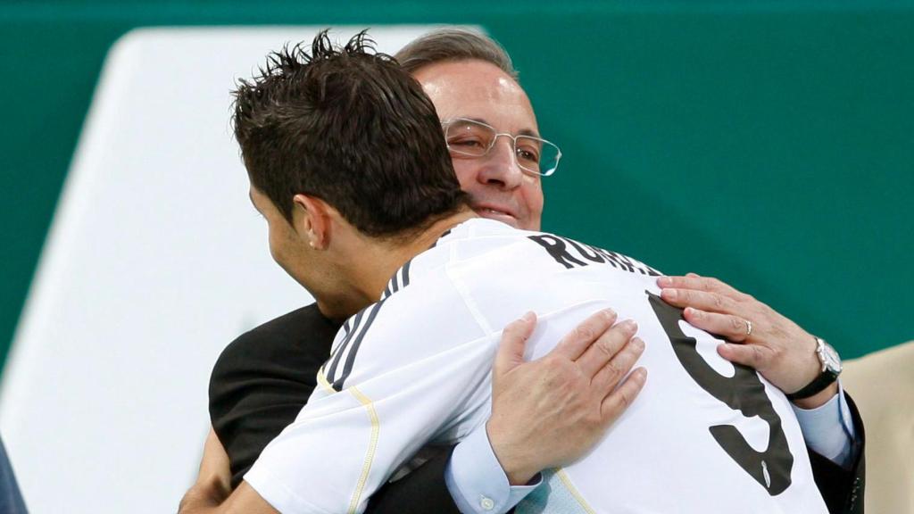 Florentino Pérez besa a Cristiano Ronaldo durante su presentación con el Real Madrid en 2009.