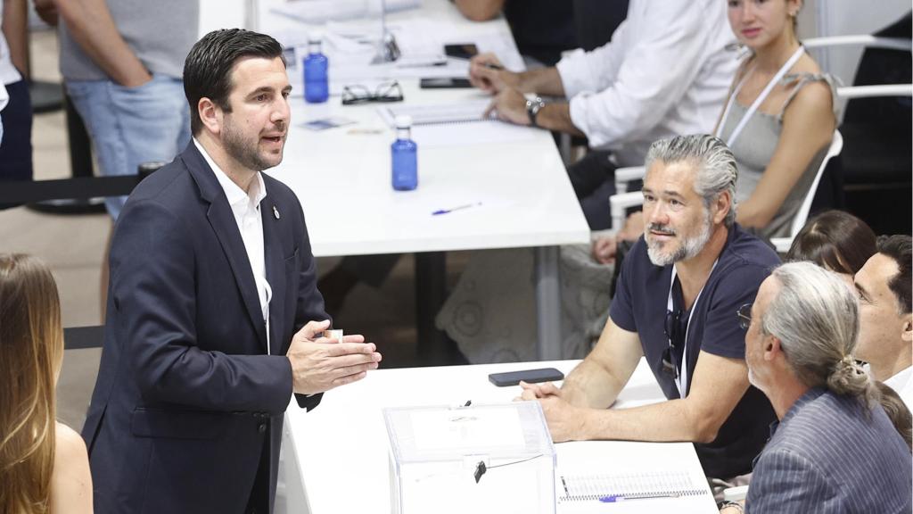 Enrique Riquelme votando en las urnas para las elecciones del Real Madrid.