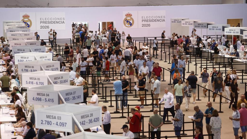 Los socios del Real Madrid votando en las elecciones del club.
