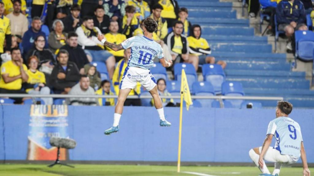 Larrubia celebra el gol de la victoria del Málaga CF en Las Palmas. 