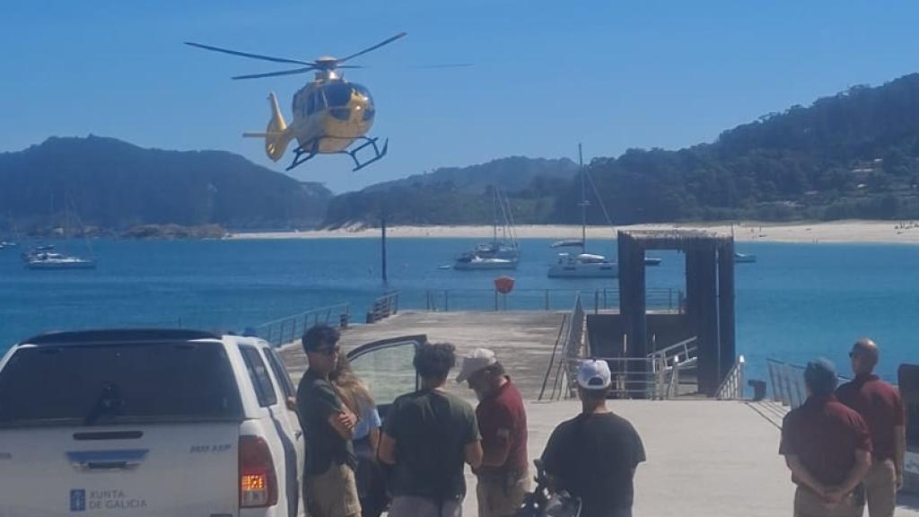 Un helicóptero de emergencias interviene en Cíes, a 7 de junio de 2026. 