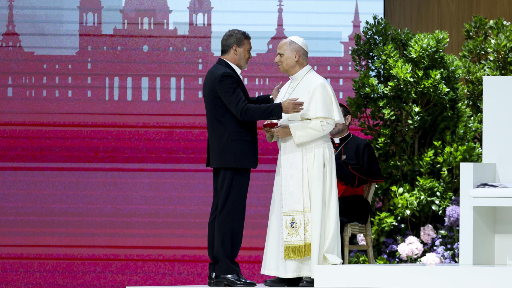 Antonio Banderas saluda al Papa tras su intervención en el evento tejer redes. 