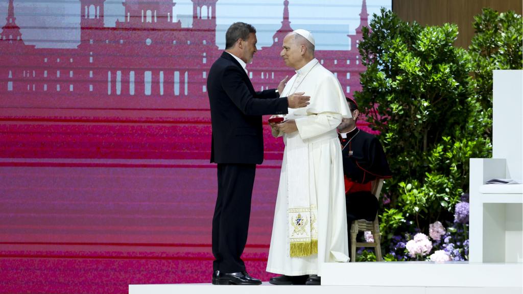 Antonio Banderas saluda al Papa tras su intervención en el evento tejer redes. 