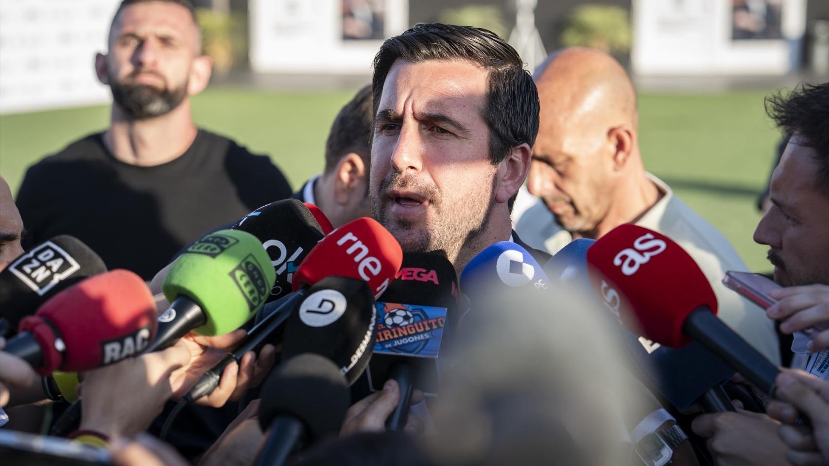 Enrique Riquelme en el momento en el que atendió a la prensa, tras depositar su voto en Valdebebas.