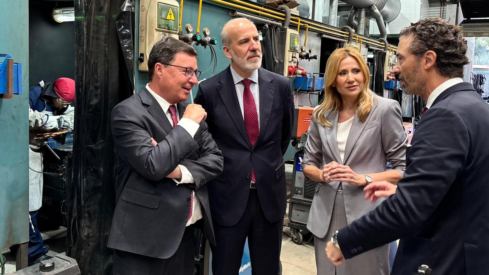 La consejera de Empresa, Empleo y Economía Social, Marisa López Aragón, dialoga con el presidente de Fremm, Alfonso Hernández, el consejero de Economía, Empleo y Transformación Digital de Extremadura, Guillermo Santamaría y el presidente de Aspremetal, Francisco Pantín.