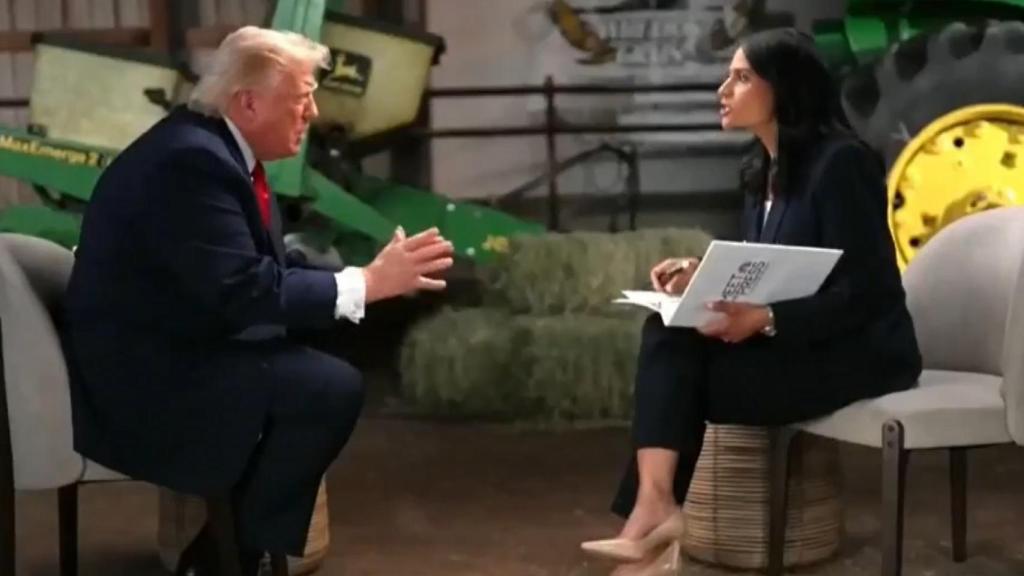 Donald Trump junto a Kristen Welkers durante una entrevista este domingo.