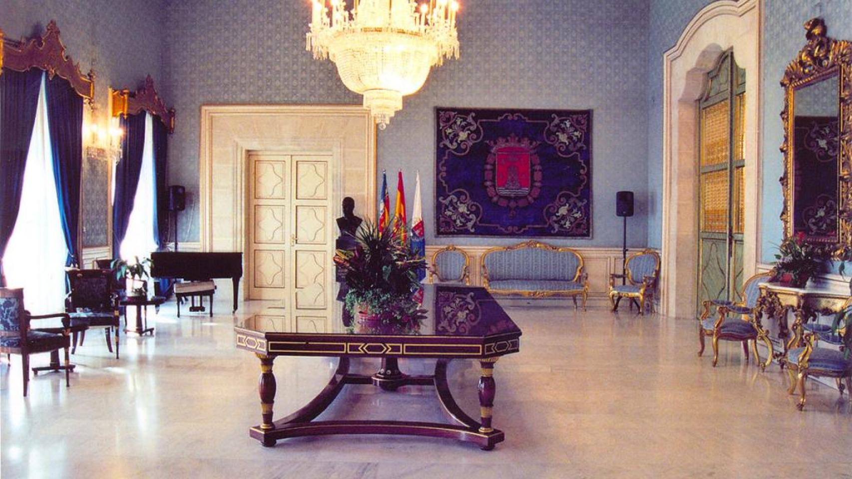 Una vista del Salón Azul del Ayuntamiento de Alicante.