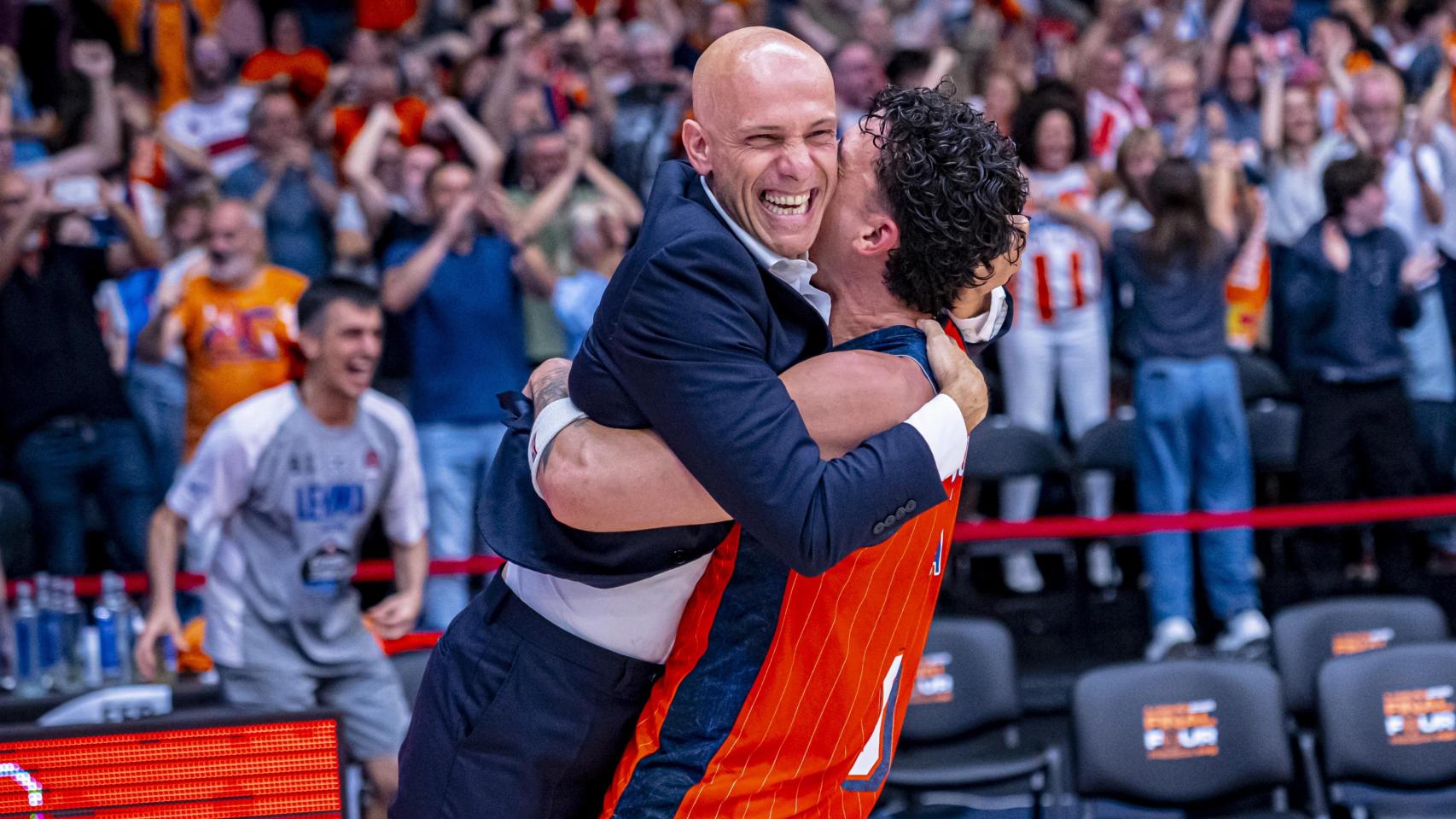 El entrenador de Basquet Coruña, Carles Marco, celebra el ascenso.