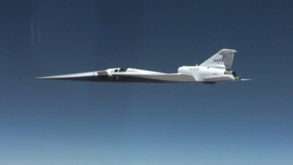 X-59 de la NASA en pleno vuelo.