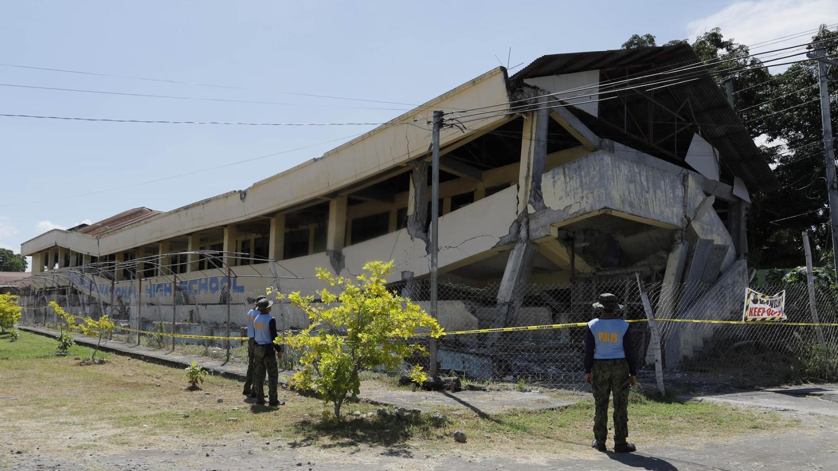 La policía filipina inspecciona un edificio escolar dañado tras un terremoto en la provincia de Davao del Sur, al sur de Filipinas, el 8 de junio de 2026. 