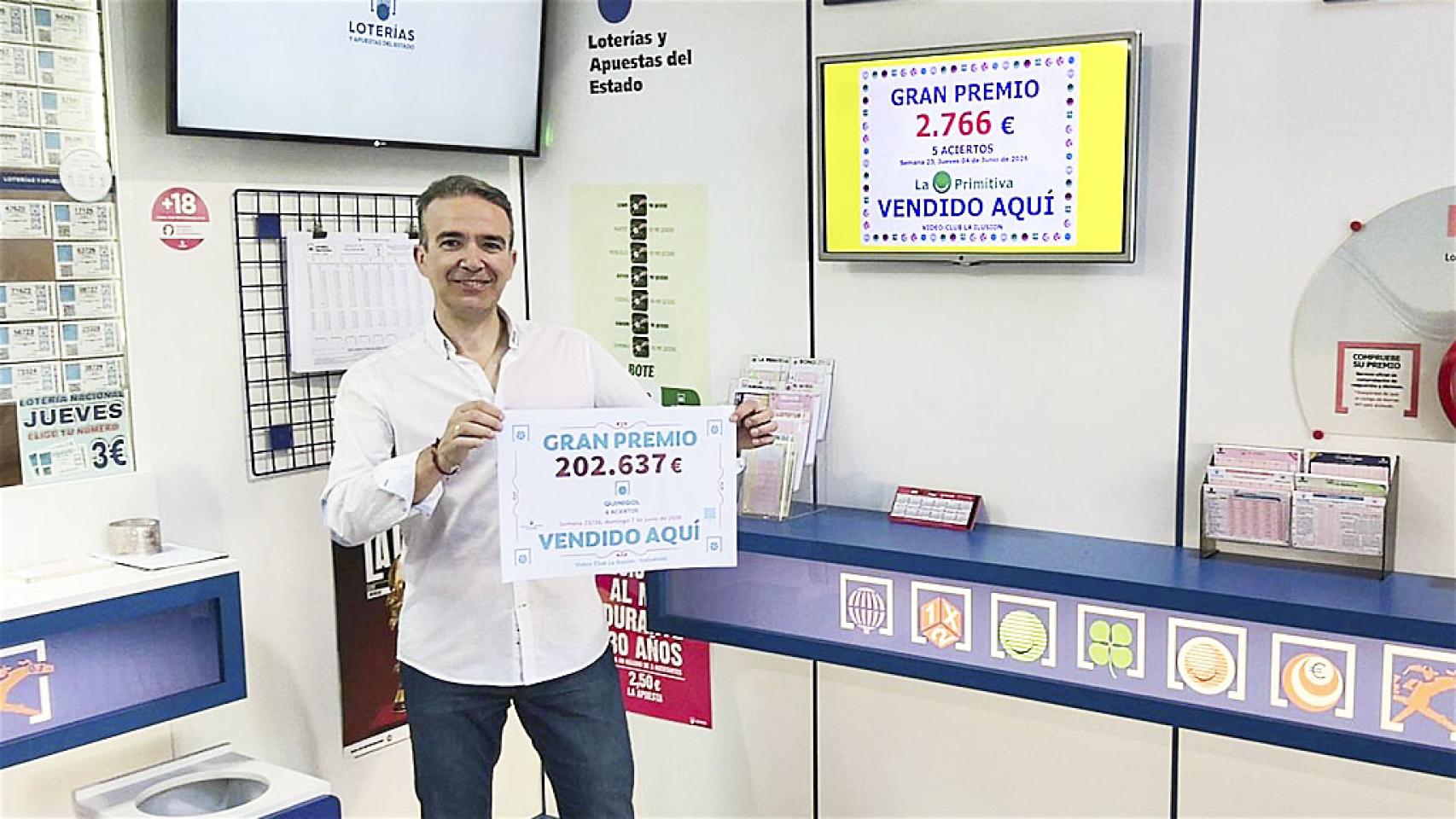David Arteaga con el cartel del premio sellado en su administración de Valladolid. 