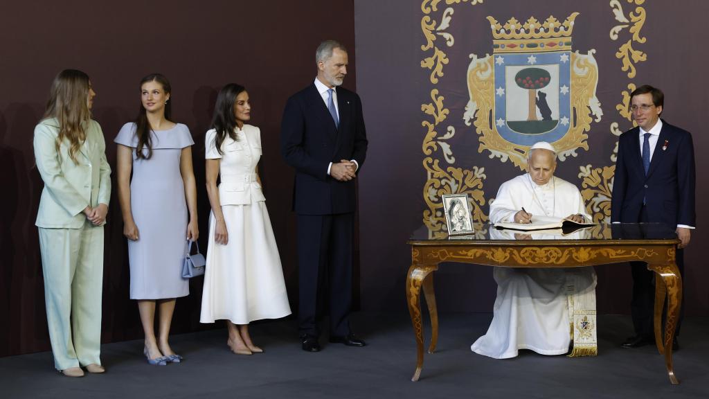 Los Reyes y sus hijas, con el papa León XIV y el acalde de Madrid, Martínez-Almeida.