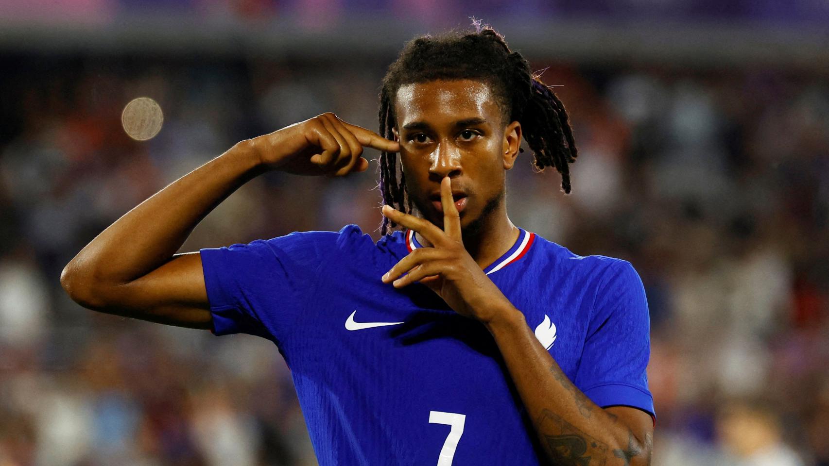 Michael Olise celebra un gol con la selección de Francia.