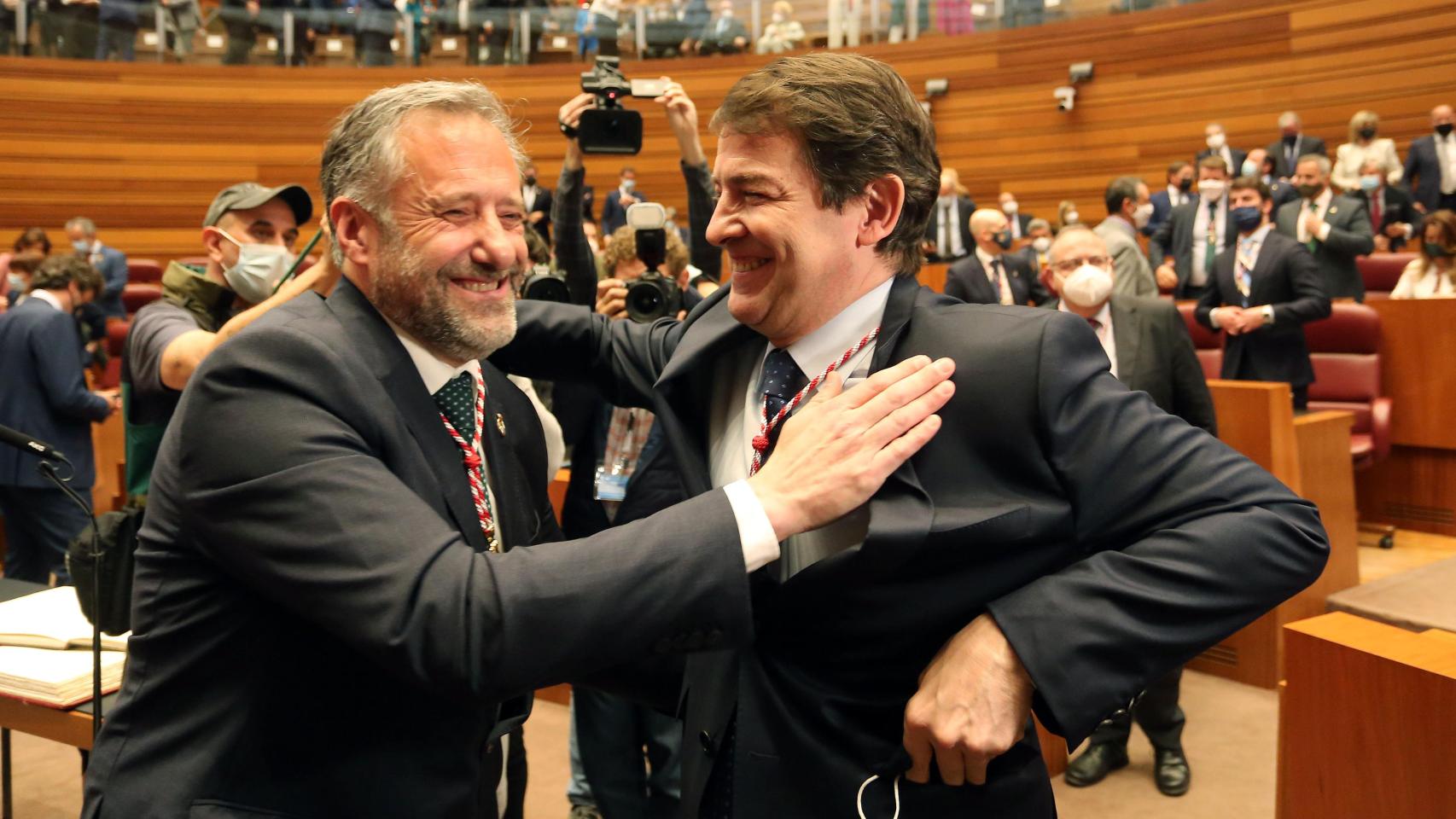 El portavoz de Vox, Carlos Pollán, y el presidente de la Junta de Castilla y León en funciones, Alfonso Fernández Mañueco, tras la toma de posesión de este último, el 19 de abril de 2022