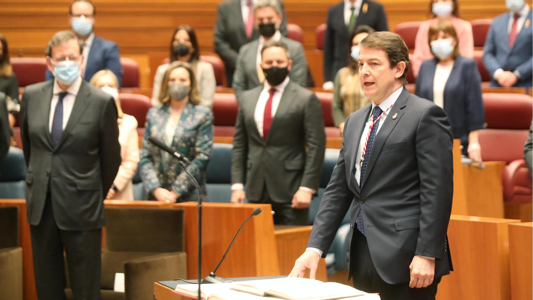 El presidente de la Junta de Castilla y León en funciones, Alfonso Fernández Mañueco, durante su última toma de posesión en las Cortes, el 19 de abril de 2022