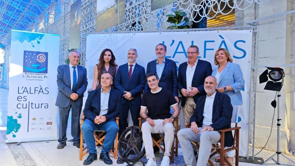 La foto de familia del encuentro con los tres festivales y sus directores, sentados, en Casa Mediterráneo.