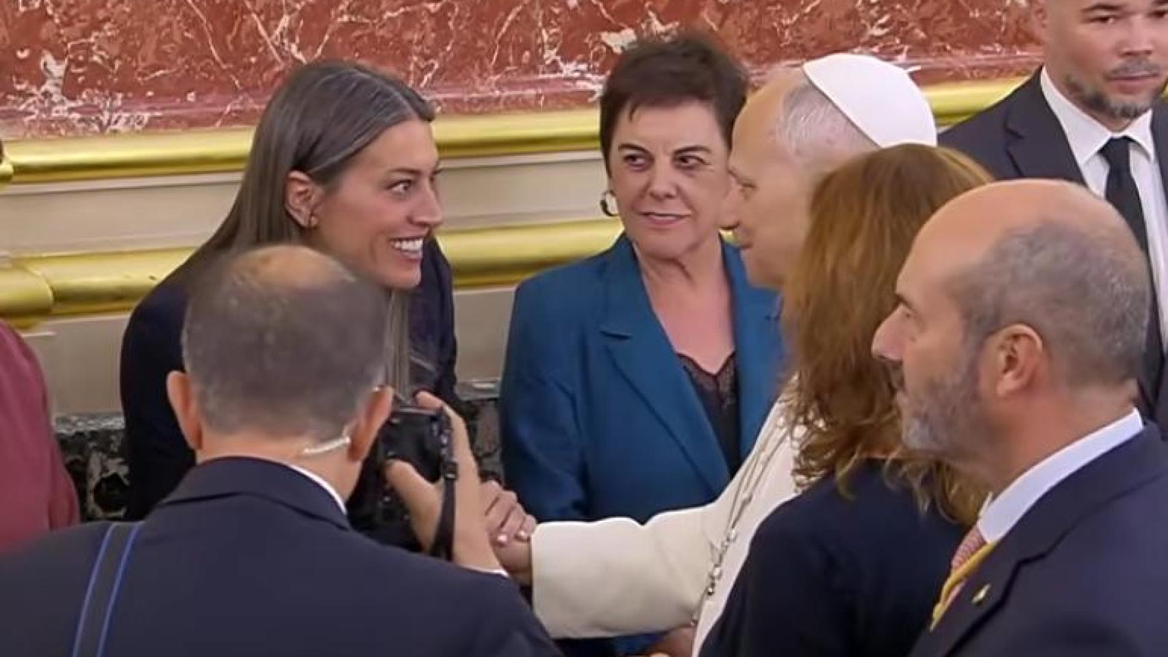 Míriam Nogueras en el momento en el que ha estrechado la mano del Papa León XIV en el Congreso.