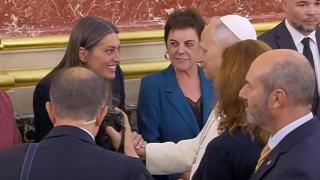 Míriam Nogueras en el momento en el que ha estrechado la mano del Papa León XIV en el Congreso.