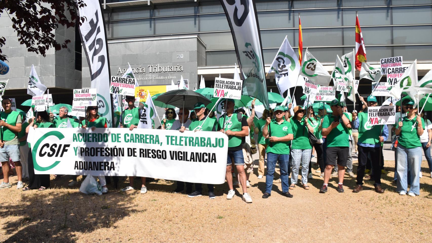 Concentración de los trabajadores de la Agencia Tributaria ante la sede en Valladolid.