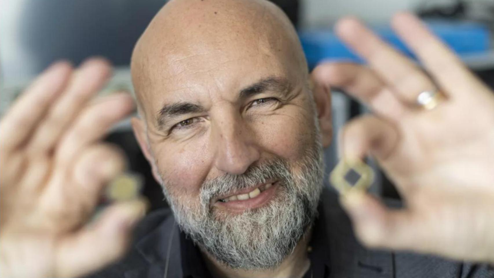 El investigador principal de la tecnología desarrollada por Ars Magna, Josep Lluís Rosselló Sanz, Dr. en Física y catedrático de Tecnología Electrónica, muestra los chips creados por la spinoff de BeAble Capital.