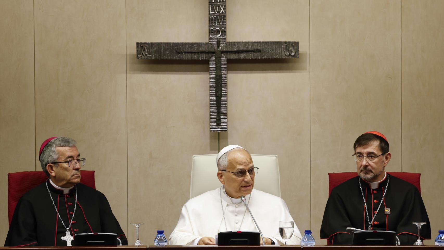 El papa León XIV junto el presidente de la Conferencia Episcopal, Luis Argüello y el cardenal José Cobo durante su encuentro con los obispos en la Conferencia Episcopal Española (CEE) en Madrid este lunes.