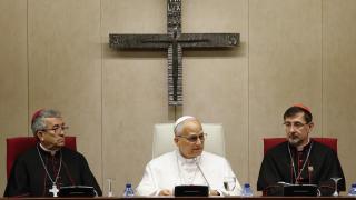 El papa León XIV junto el presidente de la Conferencia Episcopal, Luis Argüello y el cardenal José Cobo durante su encuentro con los obispos en la Conferencia Episcopal Española (CEE) en Madrid este lunes.