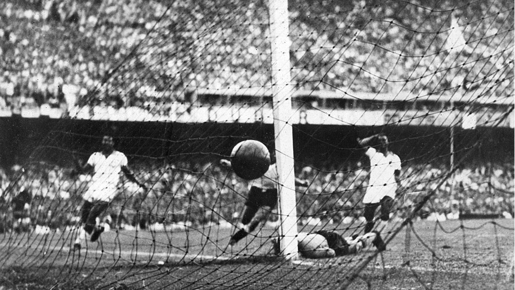 Momento del gol de uruguayo Ghiggia que dio la victoria a su selección frente a Brasil en el mítico estadio Maracaná, en 1950.