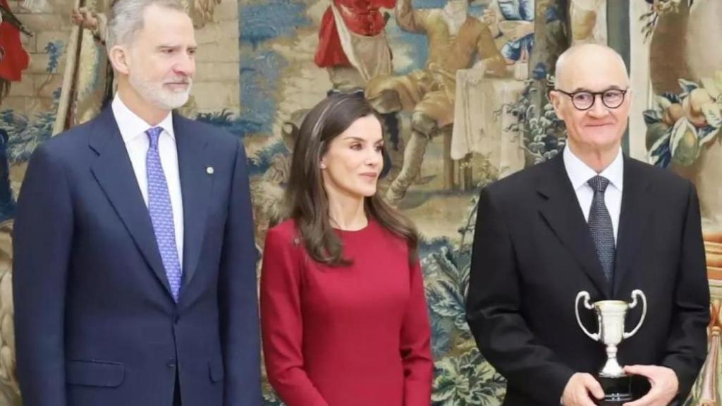 Los Reyes Felipe y Letizia tras entregar el Premio Nacional del Deporte al doctor Ripoll.